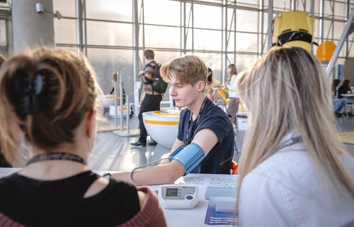 Warsztaty "Cała prawda o nikotynie i nowoczesnych używkach" na ScienceCom 2024